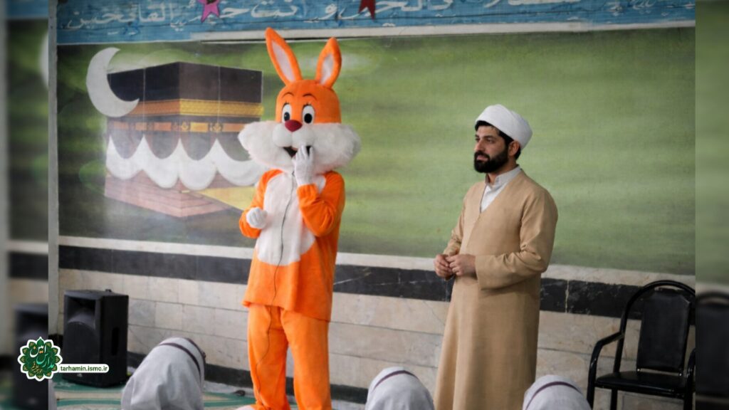 مربی در حال اجرای نمایش تعاملی منشور کرامت فردی