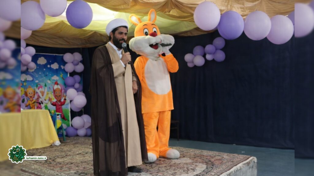 مربی در حال اجرای نمایش تعاملی منشور کرامت فردی