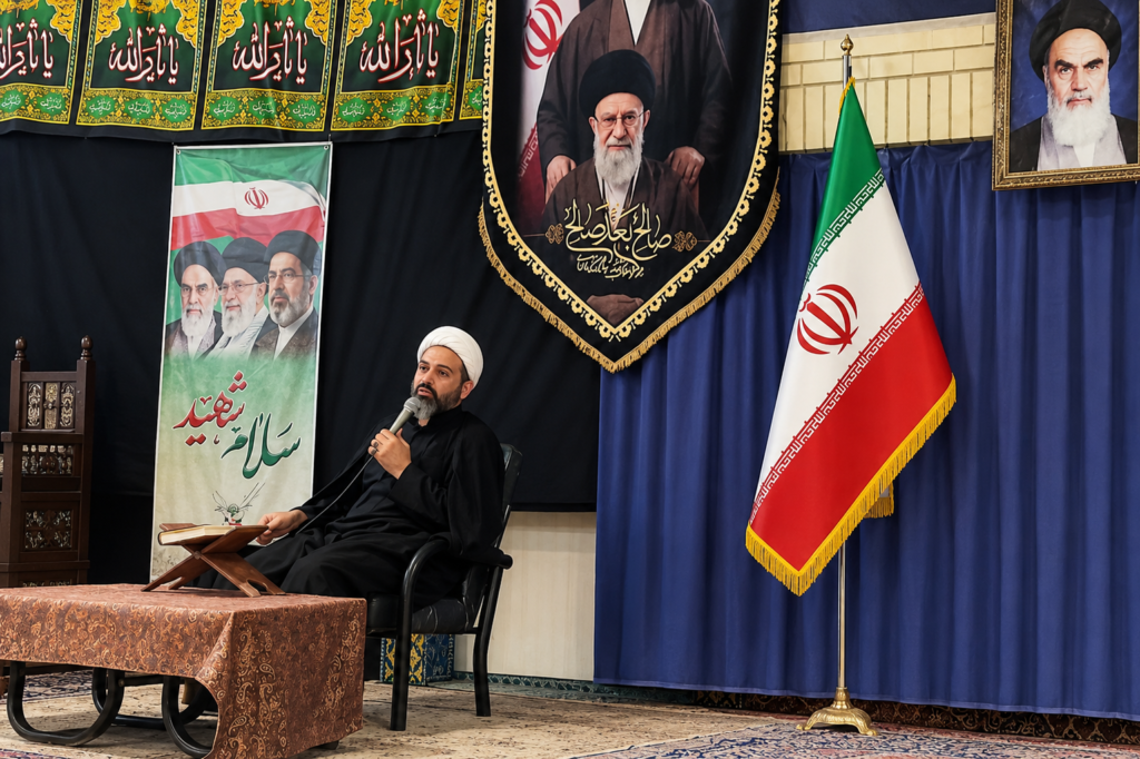 روایتگری راوی دفاع مقدس در مراسم هفتم امام شهید در سالن آیتالله خامنهای گلزار شهدای قم