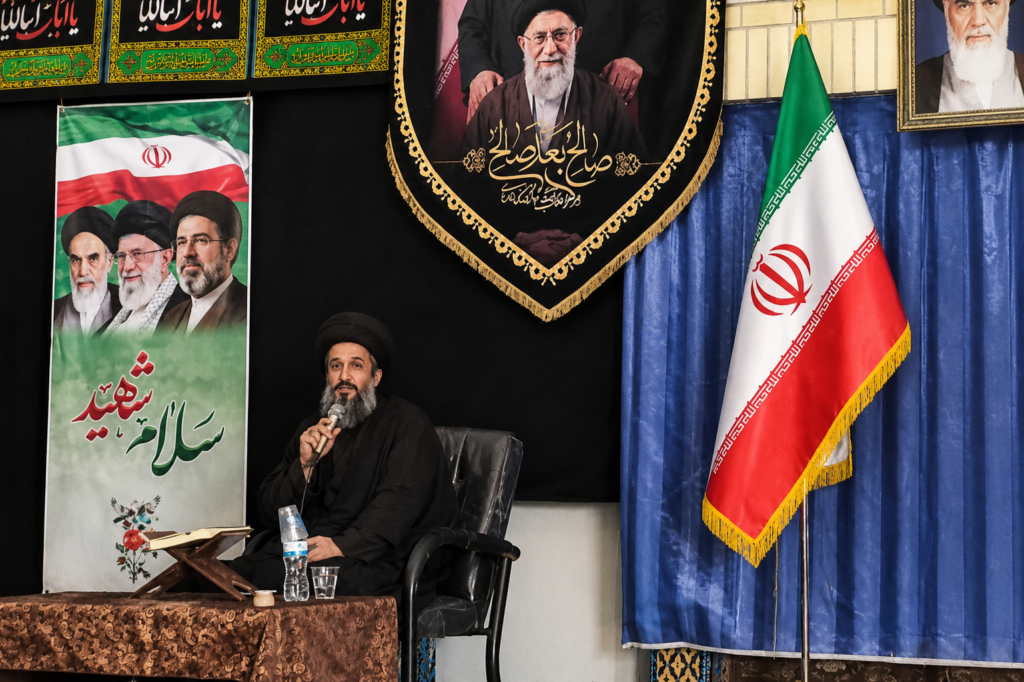 فضای معنوی مراسم هفتم امام شهید در سالن آیتالله خامنهای گلزار شهدای قم