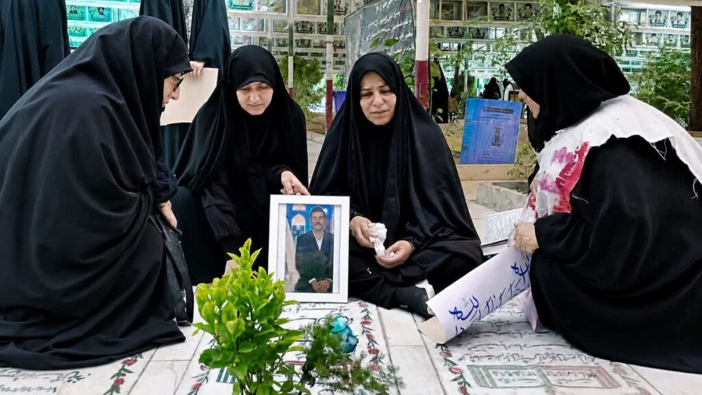 حضور مبلغان طرح امین بر سر مزار شهدای جنگ تحمیلی آمریکایی اسرائیلی علیه ایران